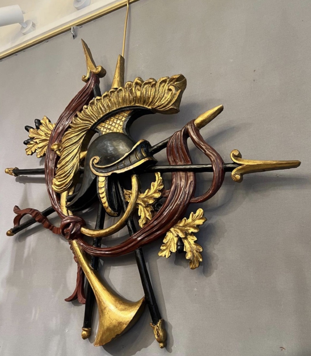 Grand trophée d’armes mural en bois sculpté et polychrome  Style néoclassique – Fin XIXe / débu-photo-2
