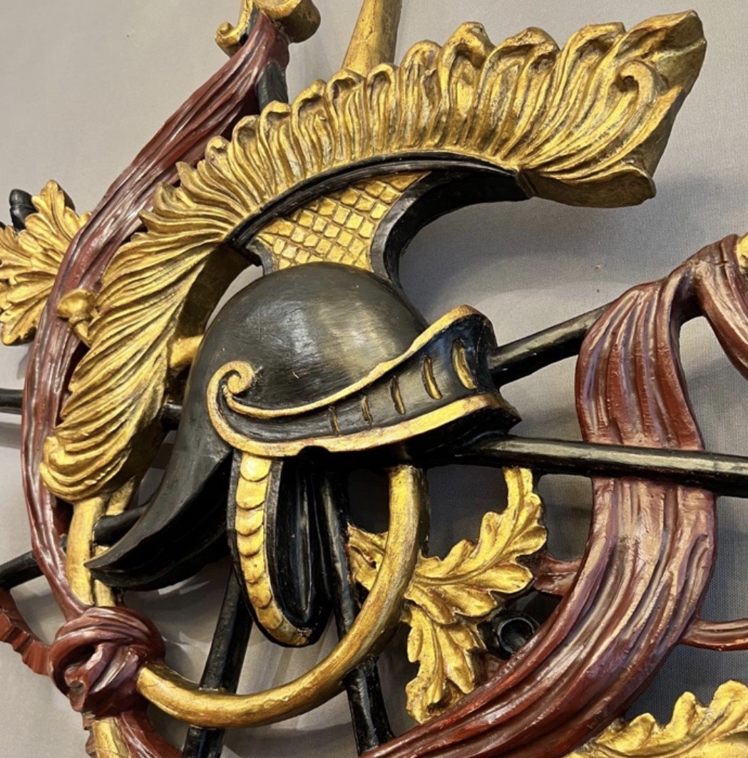 Grand trophée d’armes mural en bois sculpté et polychrome  Style néoclassique – Fin XIXe / débu-photo-3