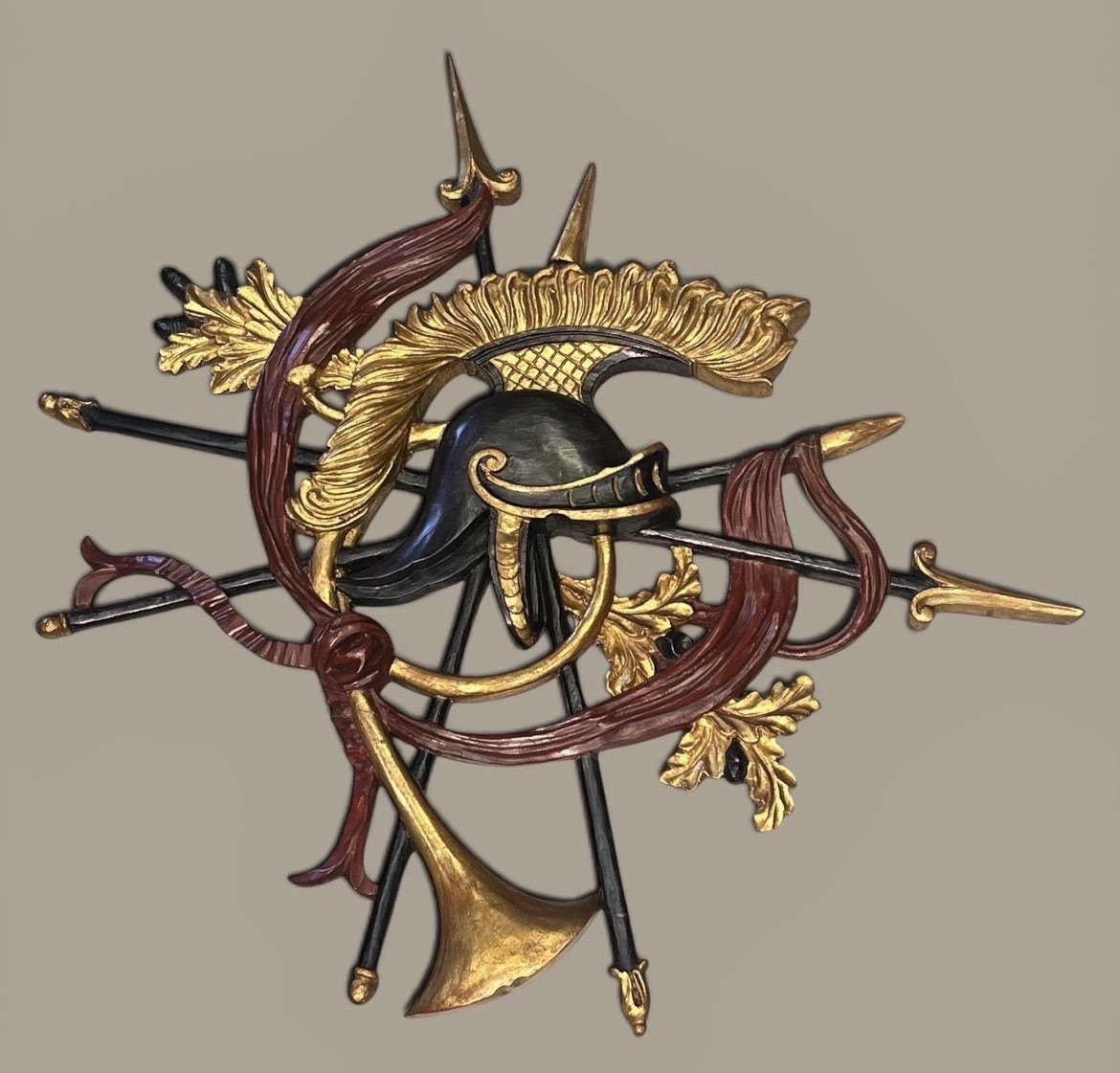 Grand trophée d’armes mural en bois sculpté et polychrome  Style néoclassique – Fin XIXe / débu