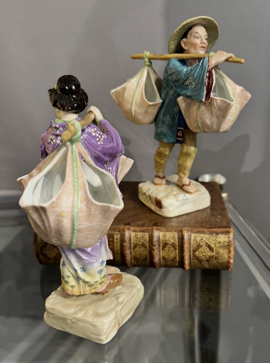 Paire de porteurs japonais en porcelaine émaillée – Début du XXᵉ siècle-photo-2