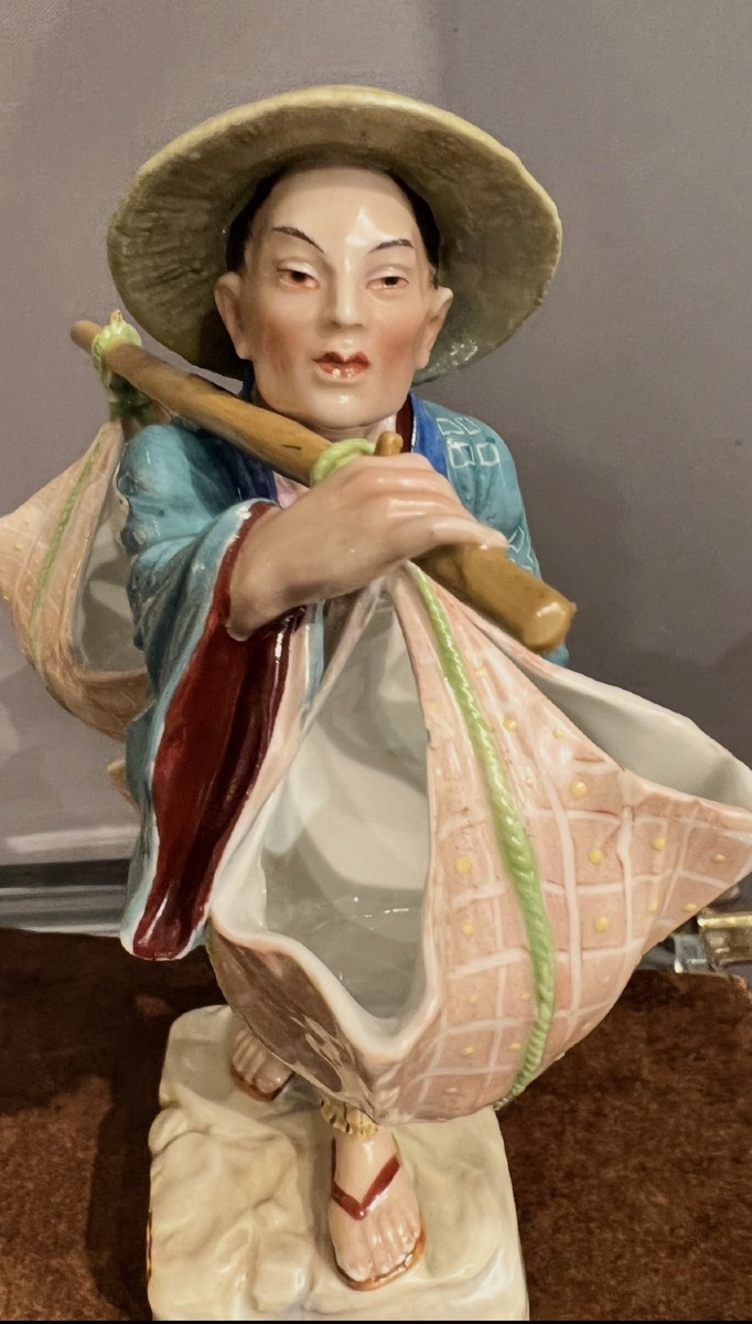 Paire de porteurs japonais en porcelaine émaillée – Début du XXᵉ siècle-photo-3