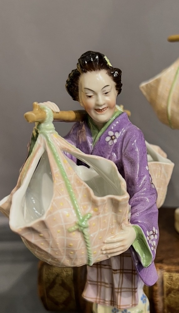Paire de porteurs japonais en porcelaine émaillée – Début du XXᵉ siècle-photo-4