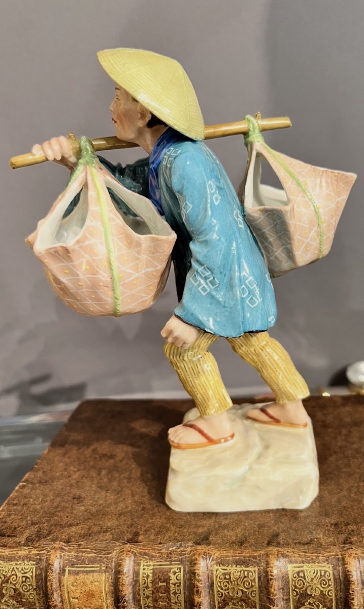 Paire de porteurs japonais en porcelaine émaillée – Début du XXᵉ siècle-photo-2