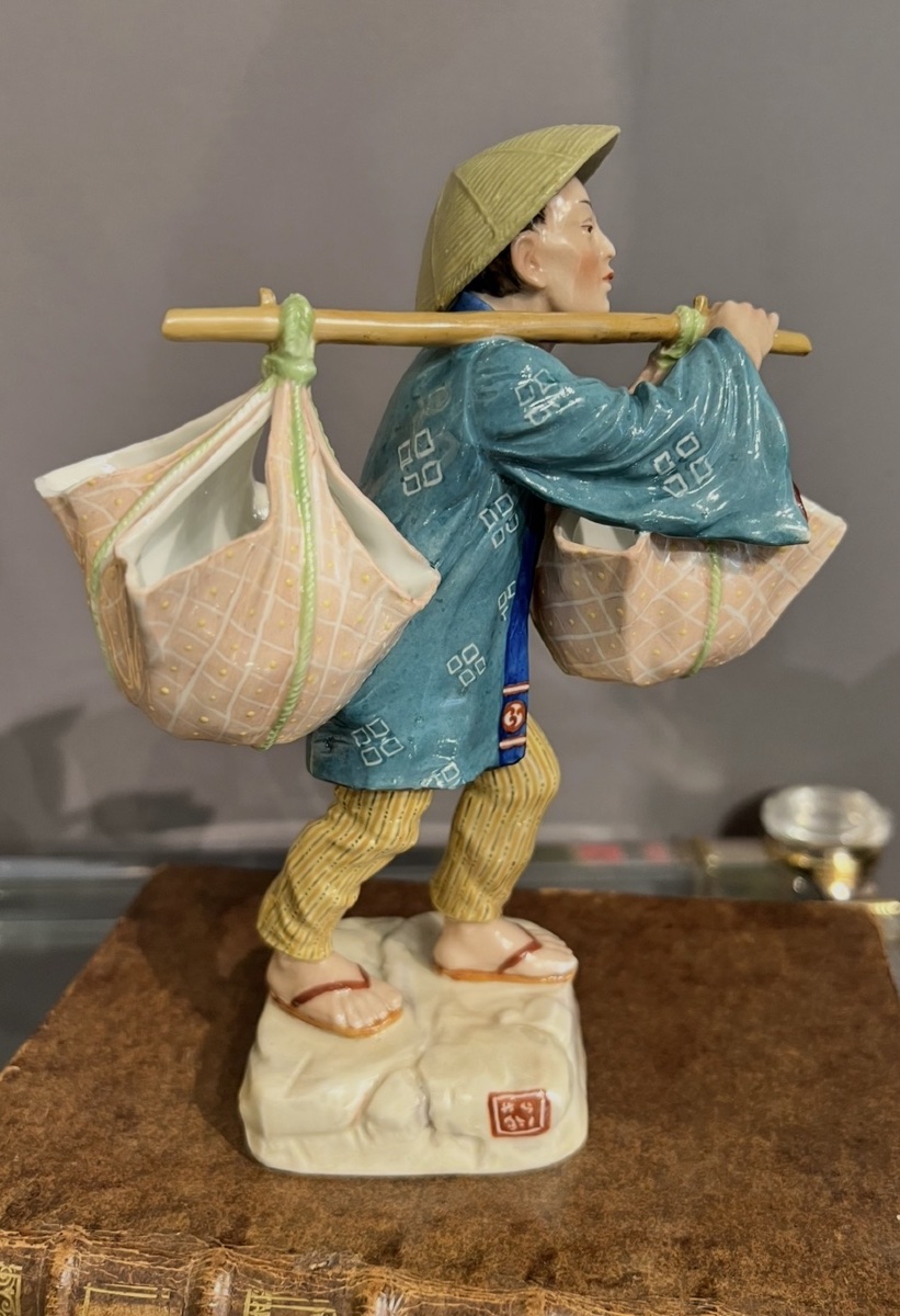 Paire de porteurs japonais en porcelaine émaillée – Début du XXᵉ siècle-photo-4