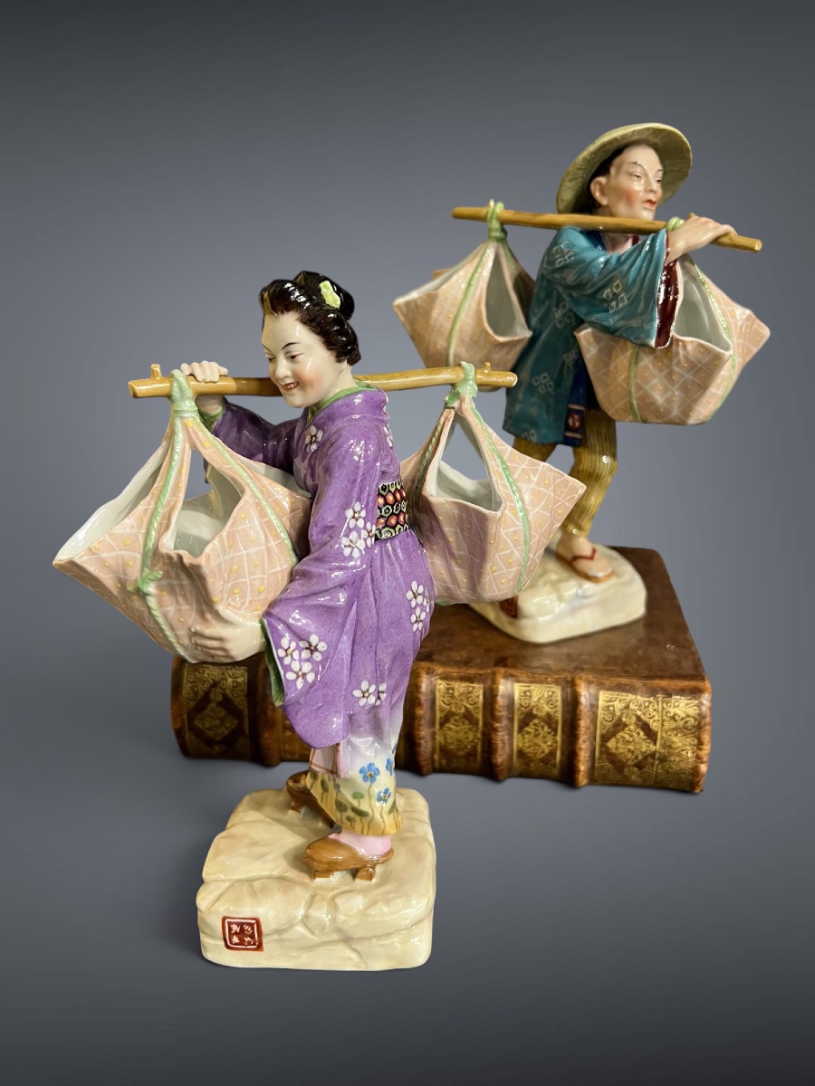 Paire de porteurs japonais en porcelaine émaillée – Début du XXᵉ siècle