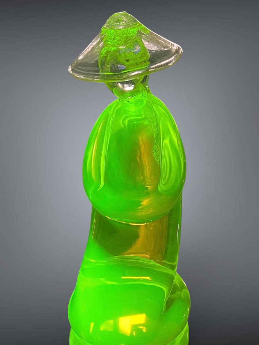 Kneeling Chinese Figure Made Of Uraline Glass – Murano, Circa 1960-photo-2