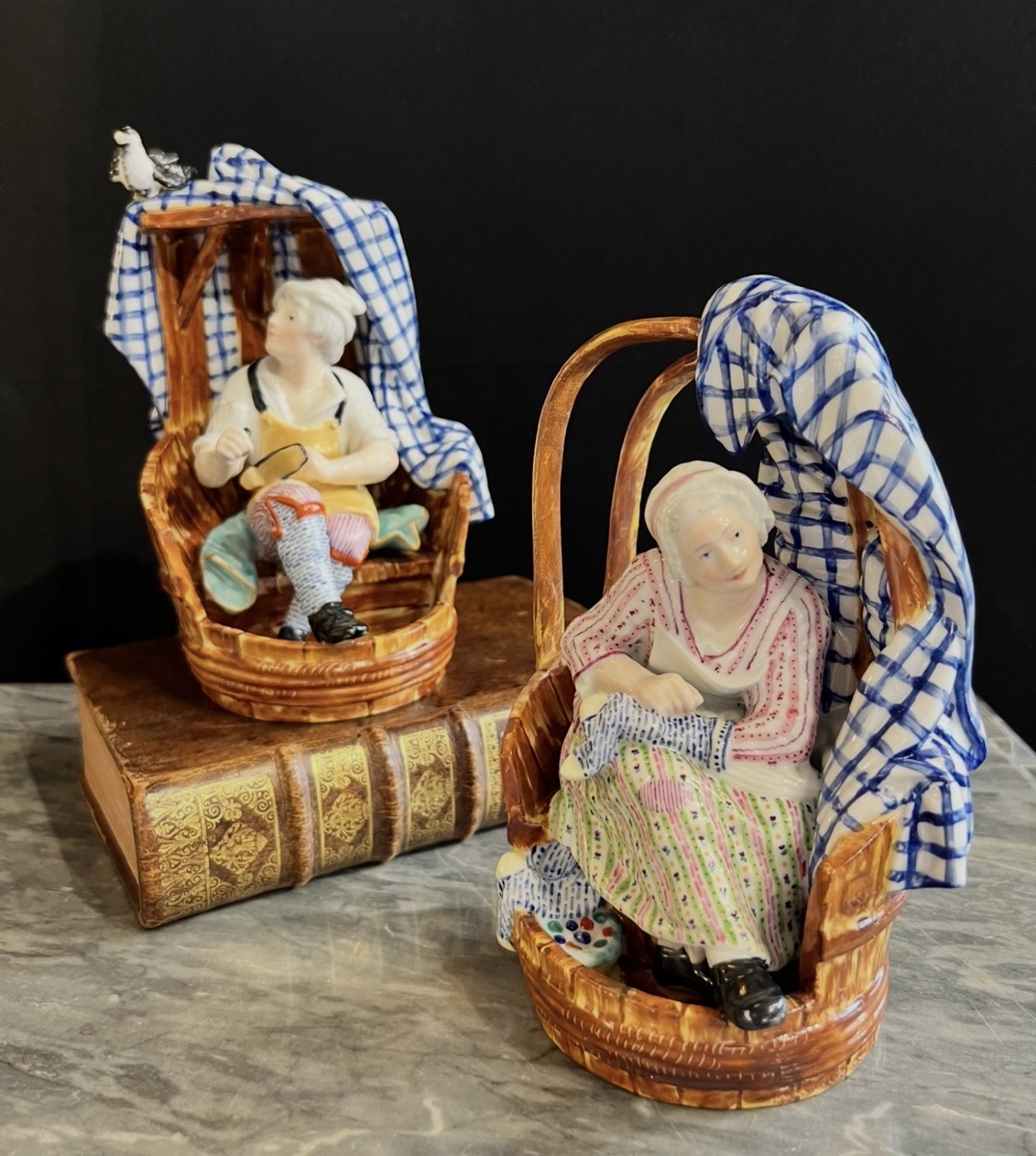Paire de figures en porcelaine dure polychrome – Le Savetier et La Ravaudeuse  -photo-2