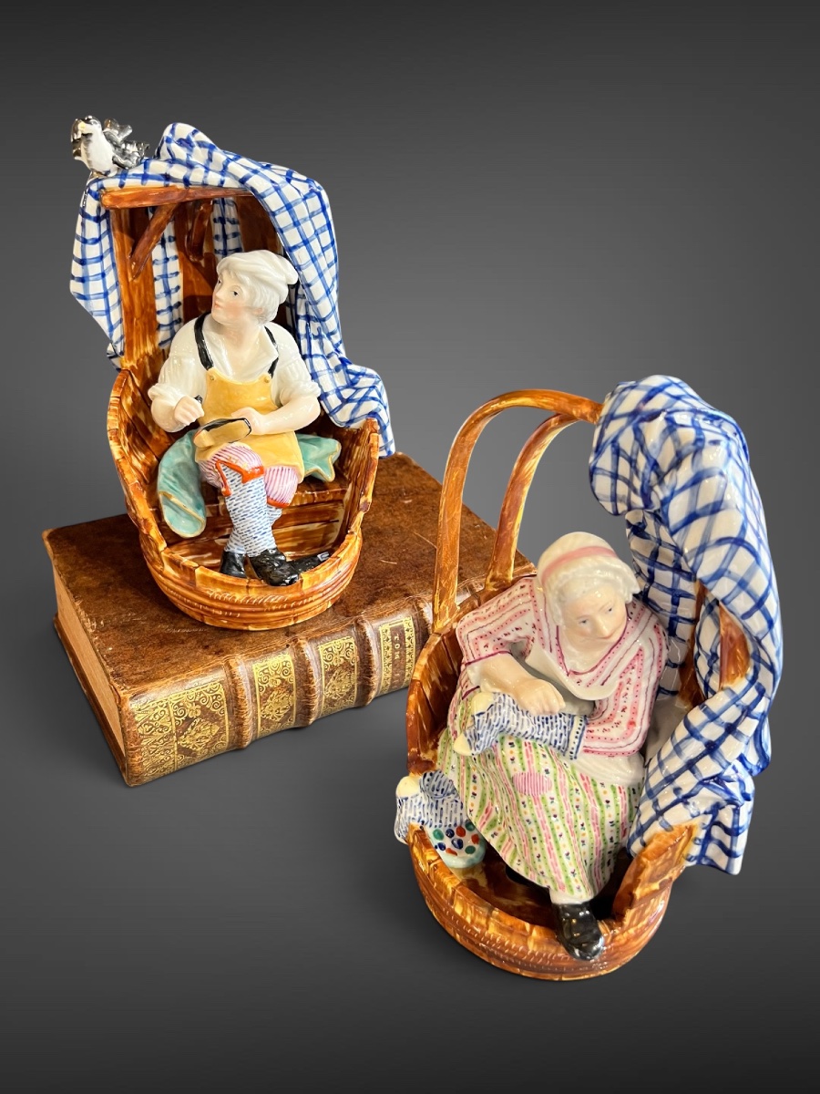 Paire de figures en porcelaine dure polychrome – Le Savetier et La Ravaudeuse  