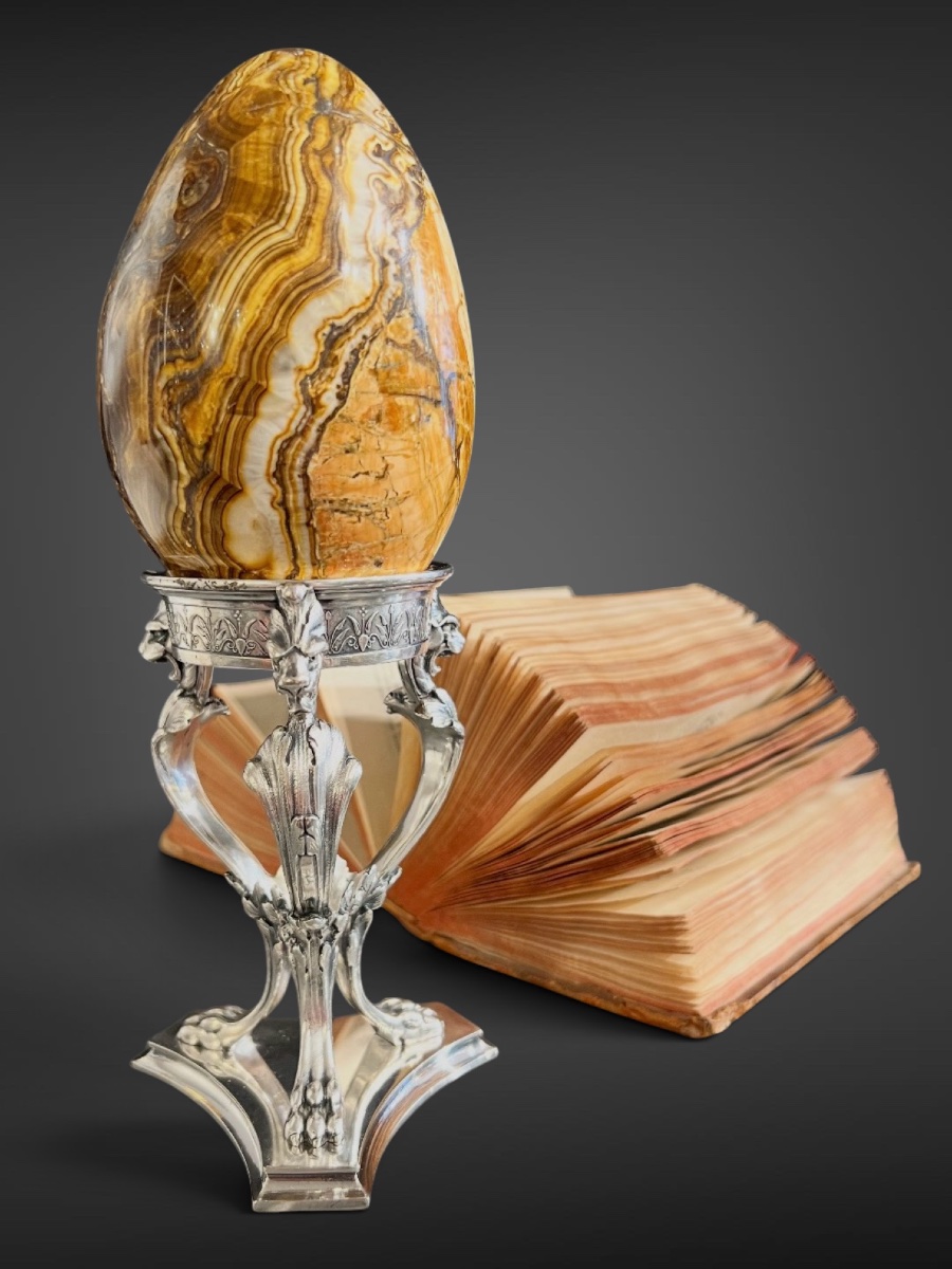 Œuf en pierre veinée sur monture Elkington & Co – Esprit cabinet de curiosités