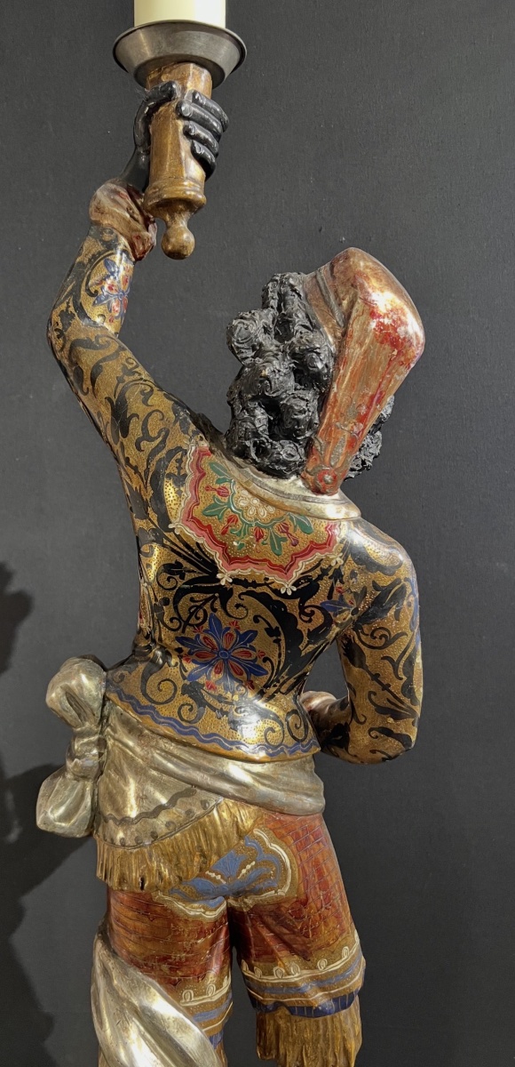 Nubien porte-torchère en bois sculpté, doré et polychrome — Vers 1850–1870-photo-2