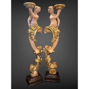 Grande paire de torchères aux putti en bois sculpté, doré et polychrome – Italie XVIIIe siècle