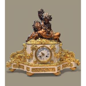 Pendule XIXᵉ Aux Amours Bacchiques – Bronze Doré Et Patiné – Marbre Blanc – Mouvement Brocot Ré