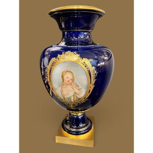Vase Impérial En Porcelaine De Sèvres – Médaillon Signé Virginie Boquet – Époque Napoléon III