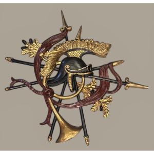 Grand trophée d’armes mural en bois sculpté et polychrome  Style néoclassique – Fin XIXe / débu