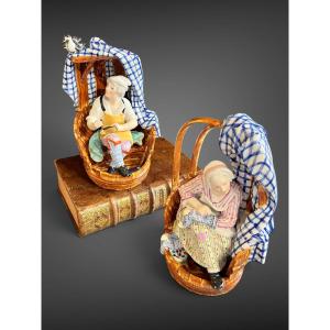 Paire de figures en porcelaine dure polychrome – Le Savetier et La Ravaudeuse