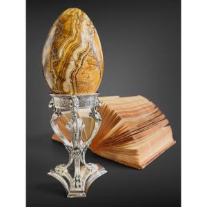 Œuf en pierre veinée sur monture Elkington & Co – Esprit cabinet de curiosités