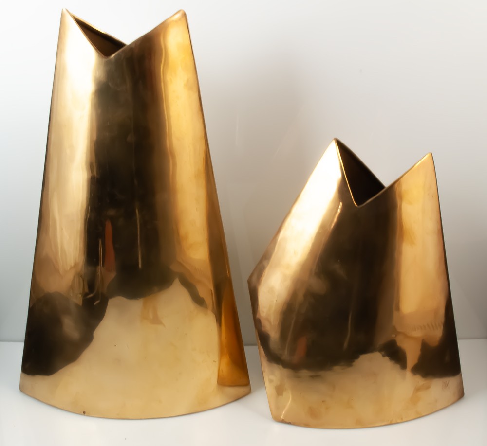 Deux vases en laiton décor abstrait moderniste James Johnston
