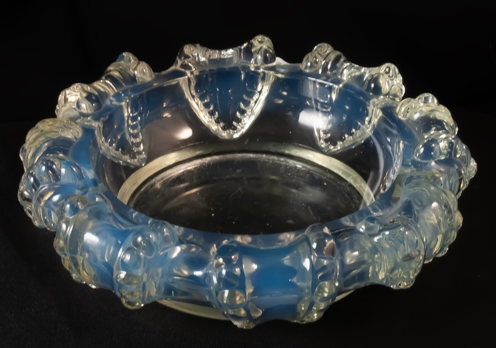 Grand cendrier ATT Lalique France verre opalescent modèle Cannes