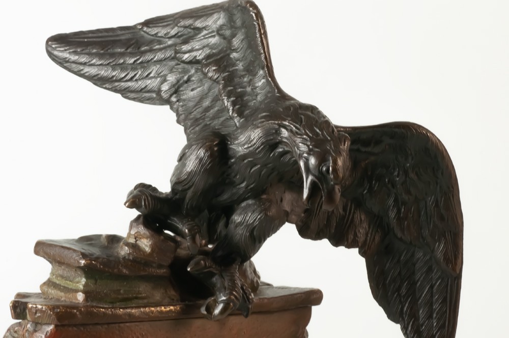 Porte montre en bronze avec montre aigle aux ailes déployées -photo-4