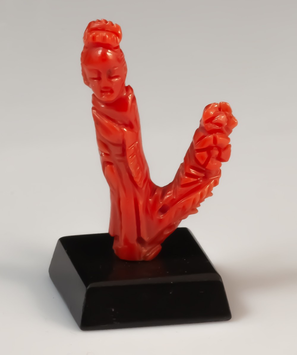 Branche de corail rouge sculptée Guanyin Chine