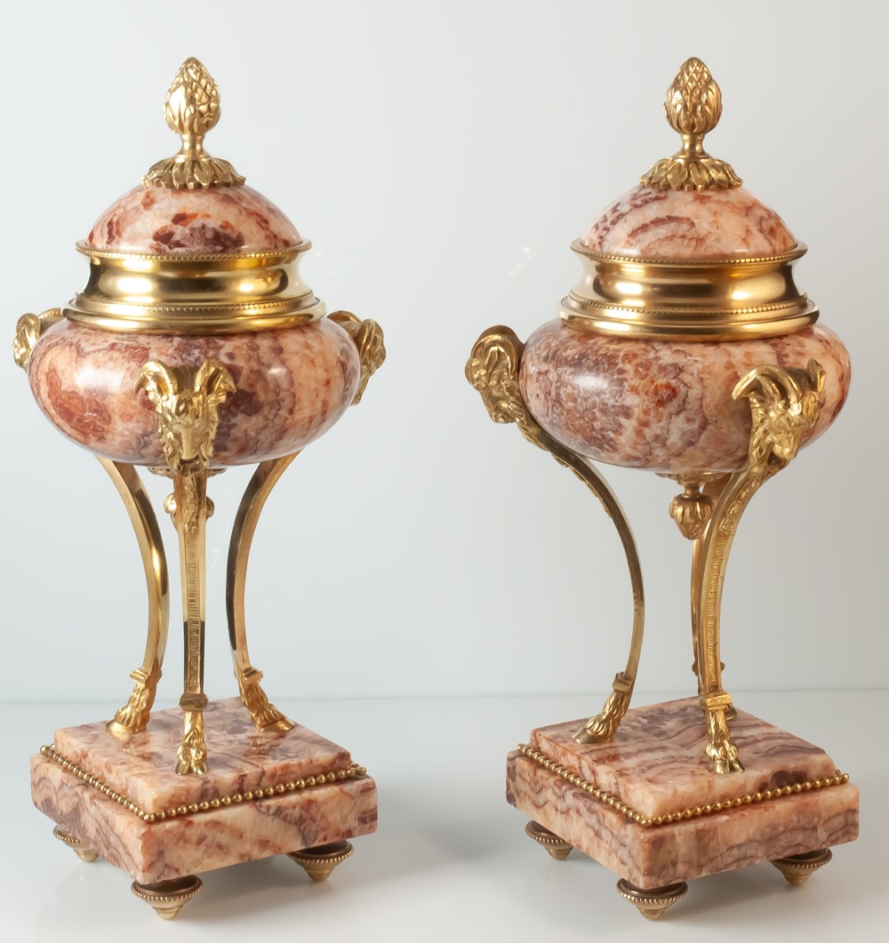 Paire de cassolettes en marbre et bronze