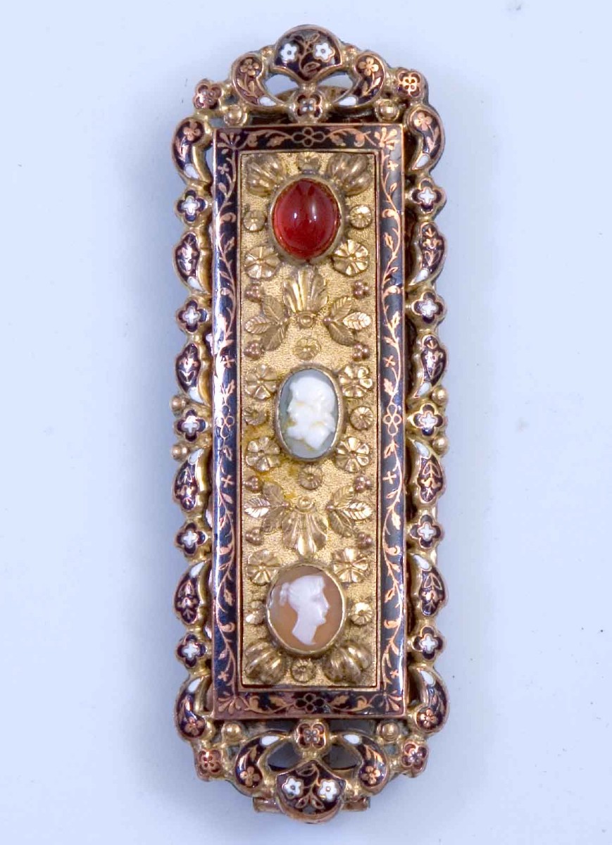 boucle en émail à cabochons de camées