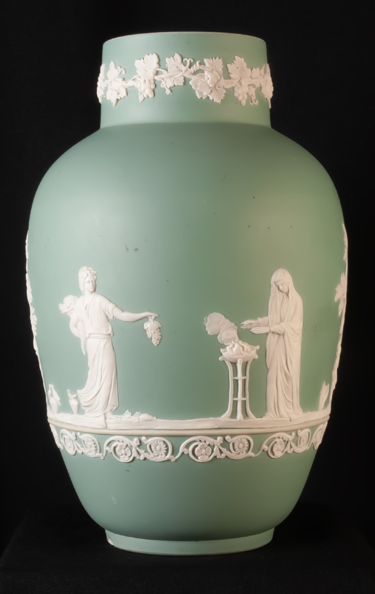 Vase anglais en biscuit décor à l'antique Adam Ester Tungstall England no Wedgwood