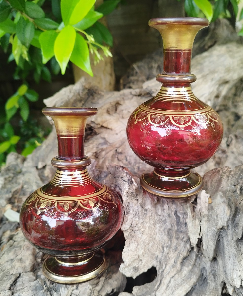 Deux flacons / vases cristal rouge