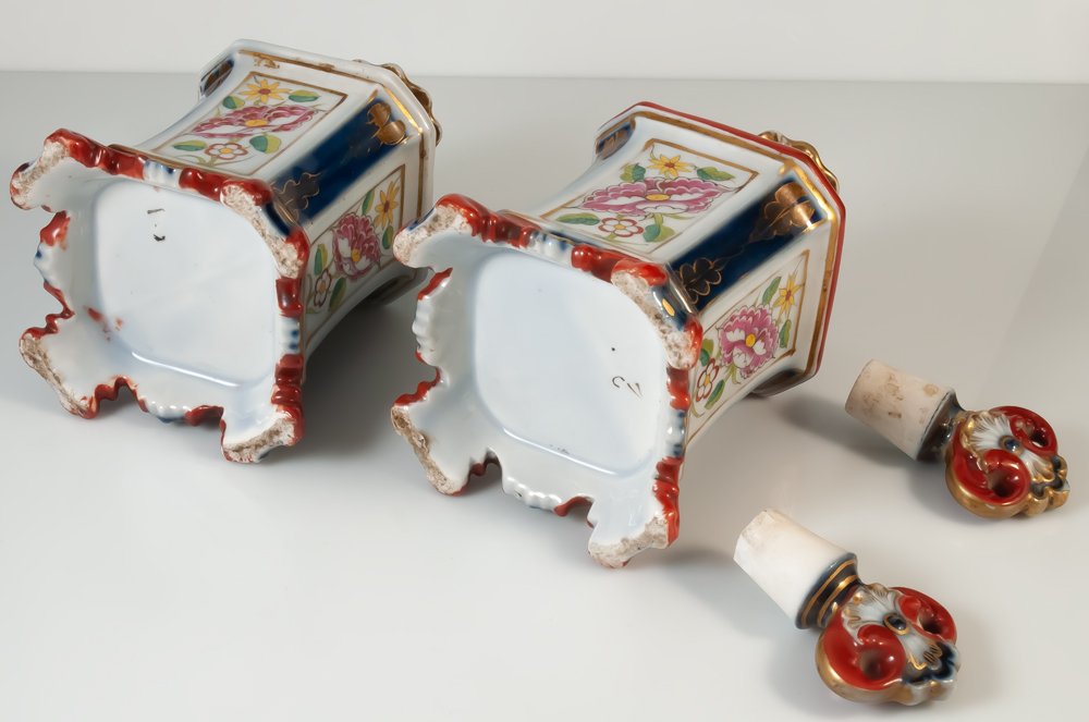 Two Large Perfume Bottles In Bayeux Porcelain With Imari Decoration-photo-1