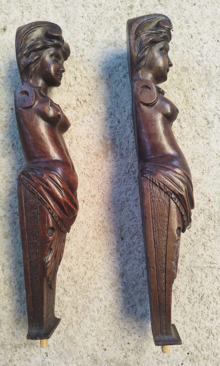 Paires d'éléments décoratifs en bois sculpté femmes -photo-1