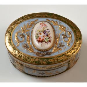 Petite boite en porcelaine