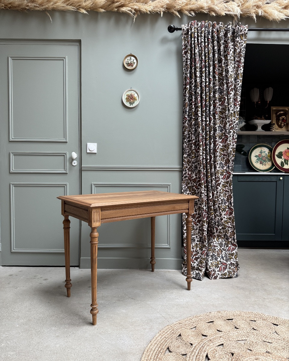 Table With Renovated Turned Legs-photo-4