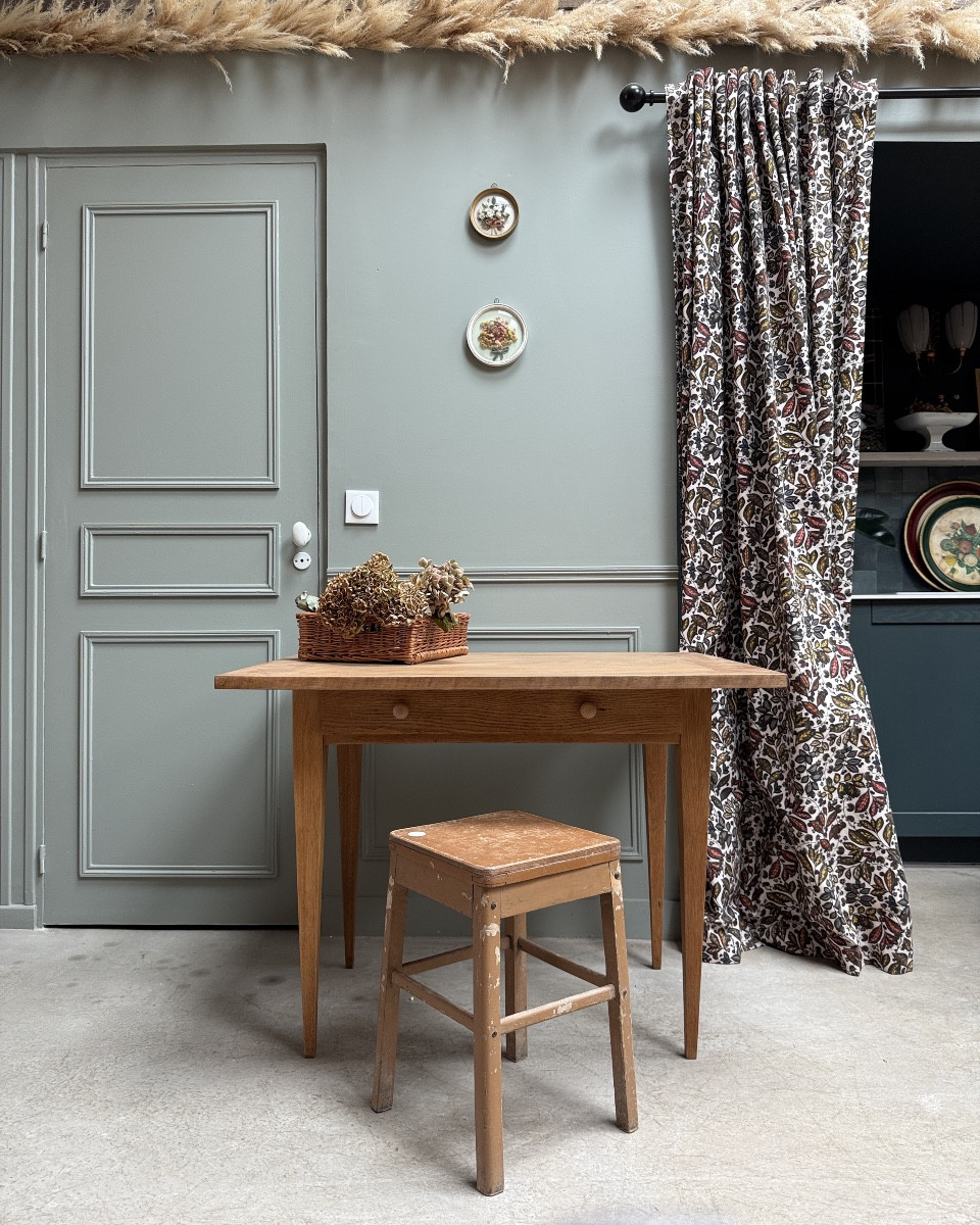 Desk With Spindle Legs