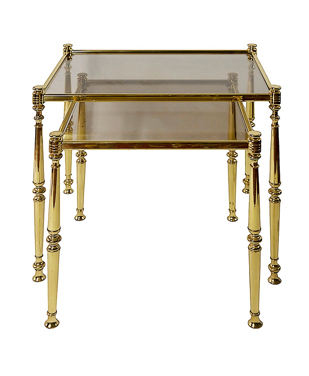 Ensemble de 2 tables d'appoint/gigognes/empilables en laiton et verre du milieu du siècle