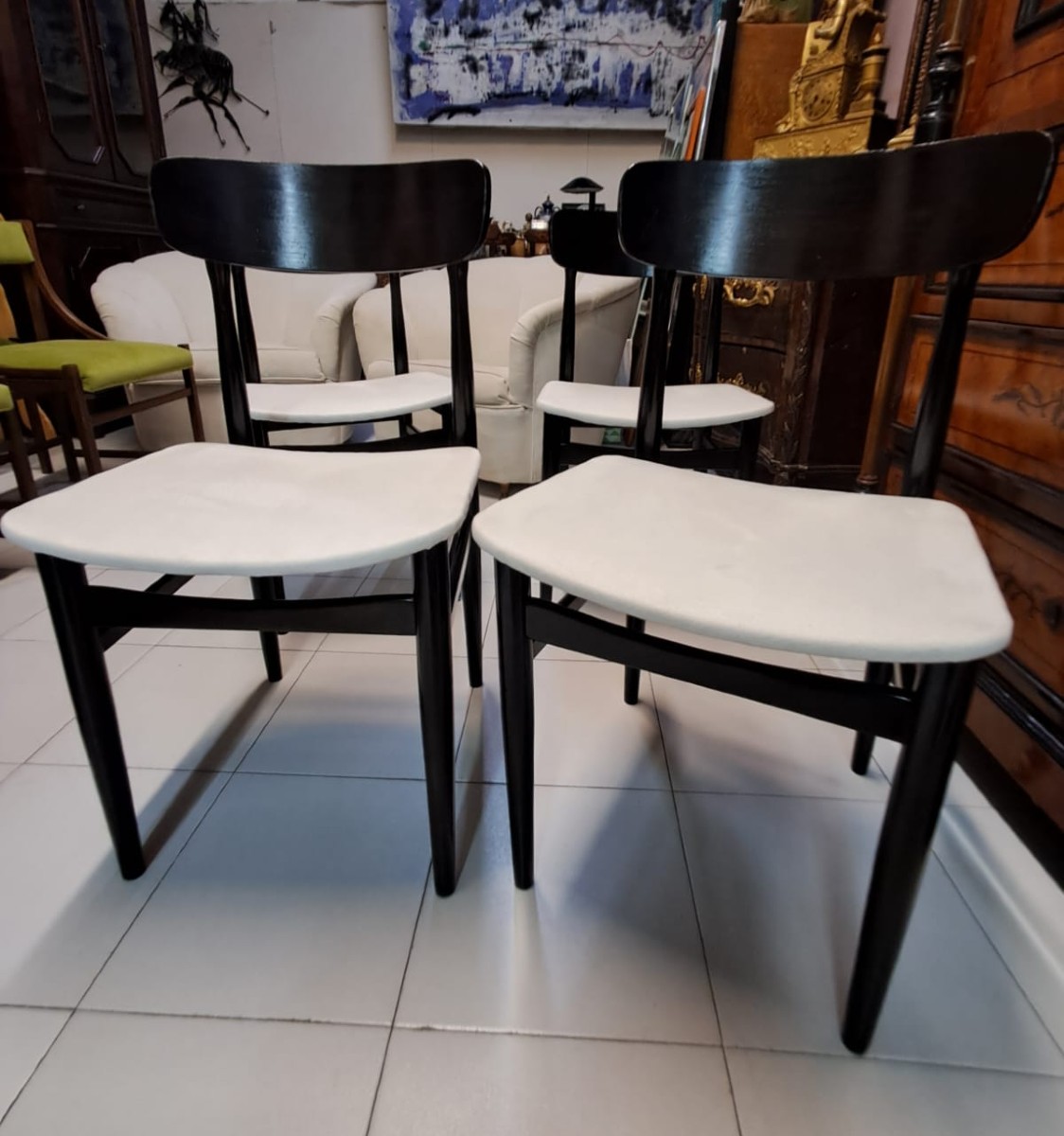 N° 4 chaises en bois de rose teinté noir et assise en coton blanc