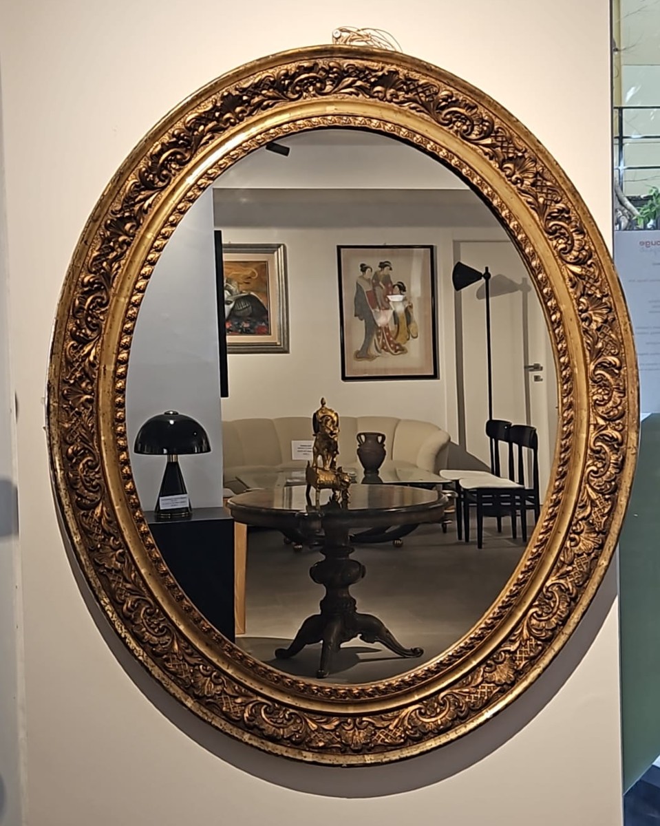 Miroir ovale en bois doré et sculpté