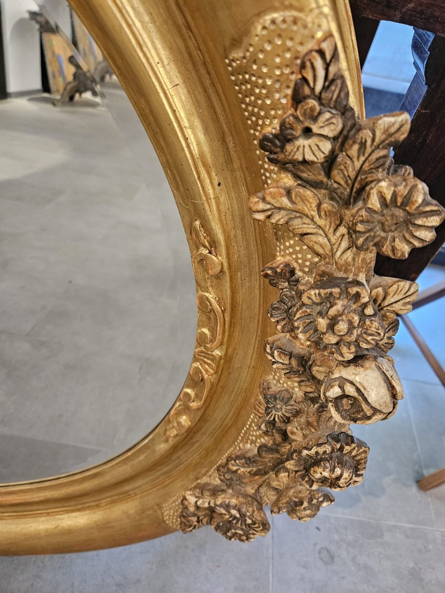 Miroir en bois sculpté et doré à décor de fleurs-photo-1