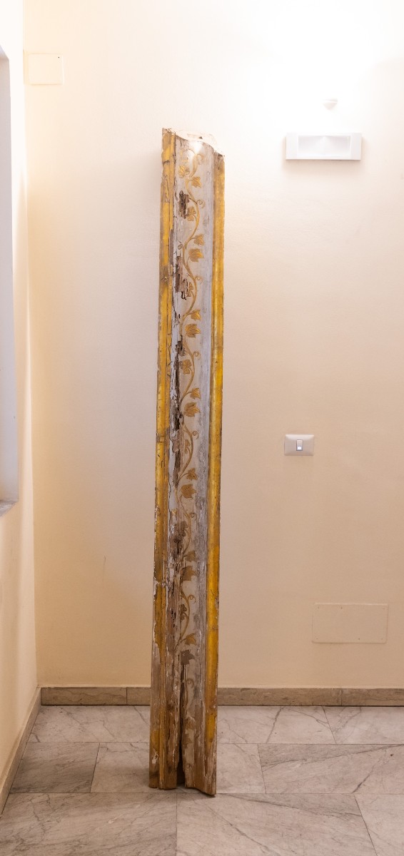 Jambages et linteau en bois laqué et doré
