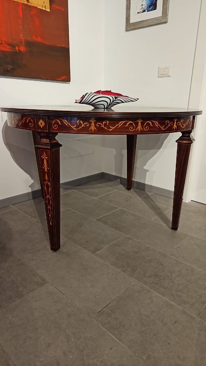 Table ronde en marqueterie