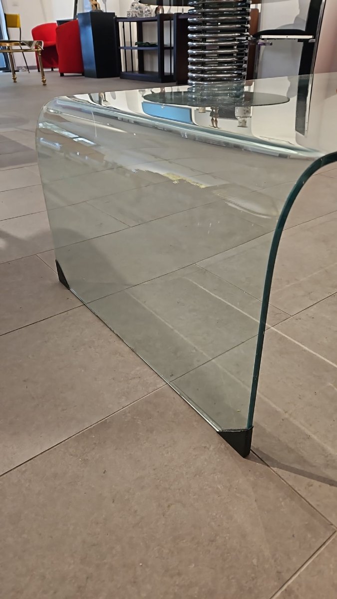Low Coffee Table Made Of Curved Glass -photo-1