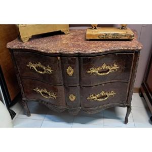 Commode Romaine Du XVIIIe Siècle En Noyer Marqueté, Poignées En Bronze Sculpté Et Marbre Rouge