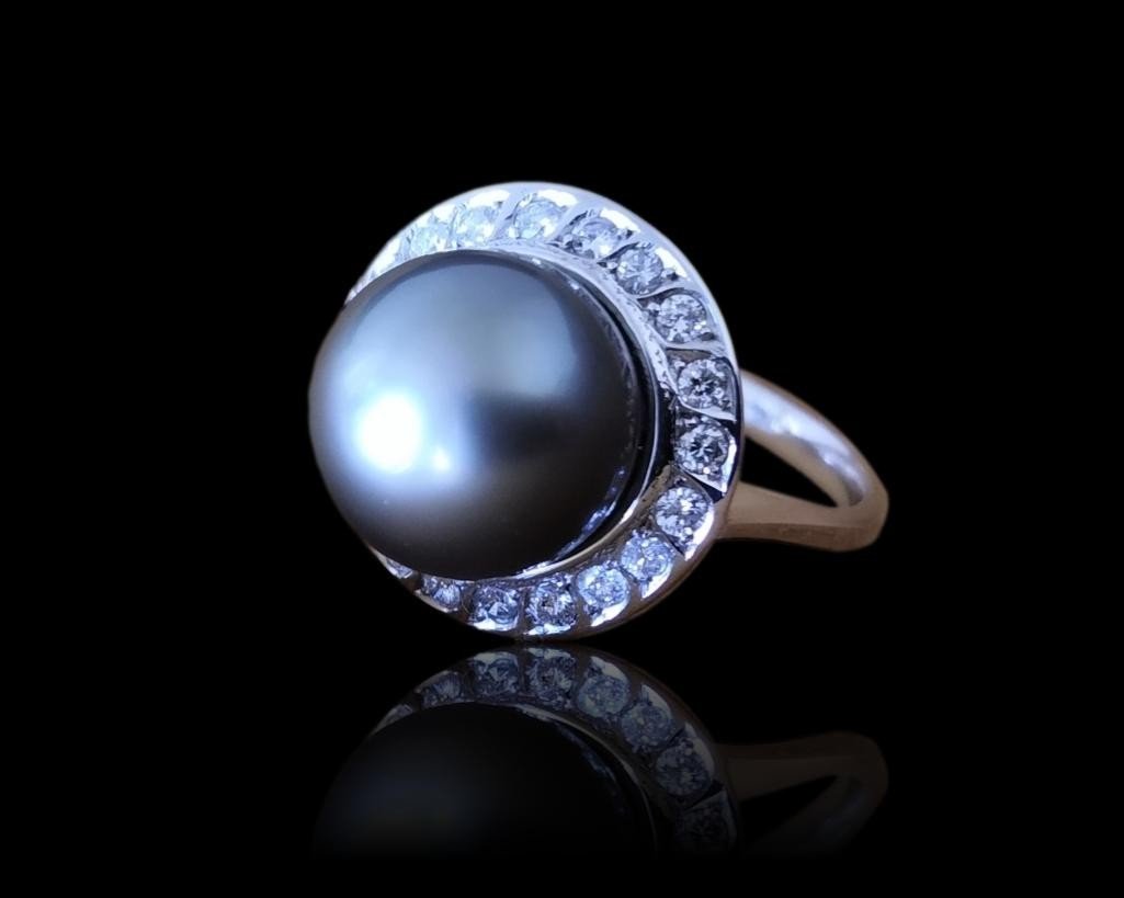Bague en or gris 18Kt sertie d'une Perle de Tahiti  et Diamants, Des Années 1950/60