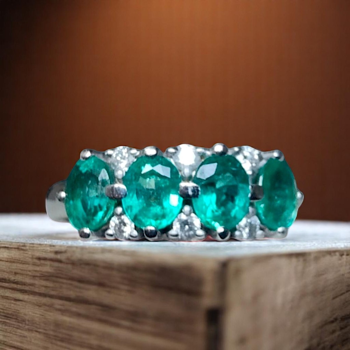 Bague En Or Massif 18k Sertie De 4 Emeraudes Et 6 Diamands