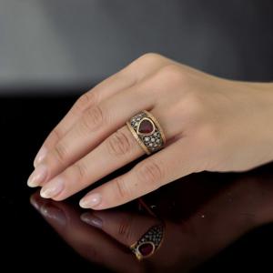 Bague ajouré en or bicolore 18 carats et rubis