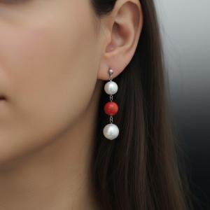 Boucles d’oreilles pendantes en or 18 carats, Perles australiennes et Corail rouge