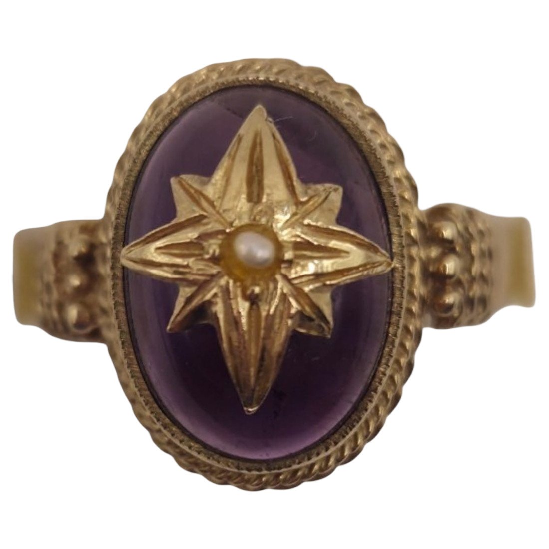 Bague ancienne de style victorien avec améthyste en cabochon et étoile polaire
