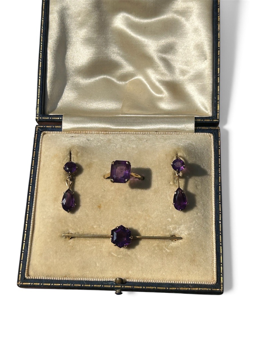 Ensemble de bijoux anciens en améthyste (demi-parure) en or jaune, fin du XIXe siècle