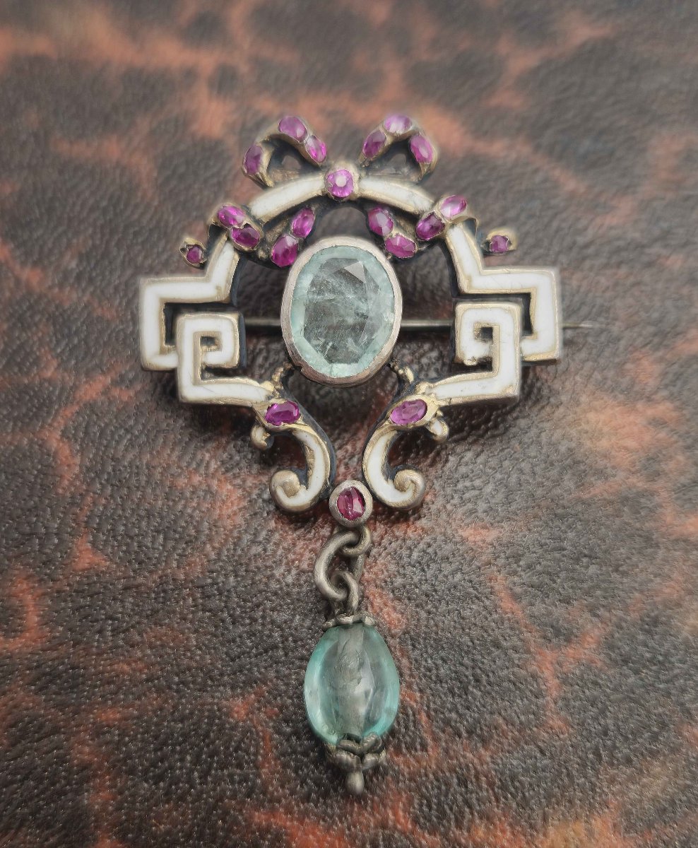 Broche géorgienne rare, sertie de  saphirs roses et d'un béryl vert, vers 1790