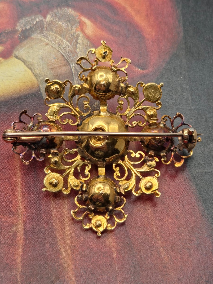 Antique Iberian Brooch In The Baroque Style, Georgian Emerald (circa 1720–1780), Gold Cross-photo-2
