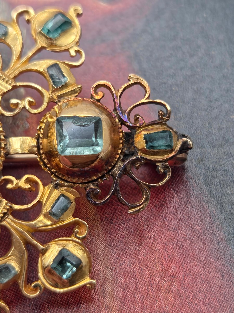 Antique Iberian Brooch In The Baroque Style, Georgian Emerald (circa 1720–1780), Gold Cross-photo-3